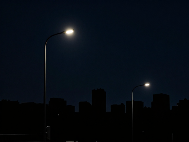 城市剪影下的街道路灯,打造极致简约夜景视觉盛宴