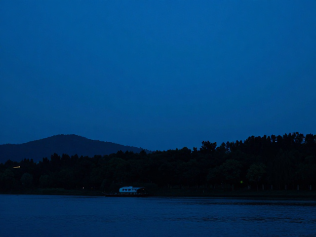 弱光实操,蓝调时刻白平衡校正技巧,拍出电影感夜景