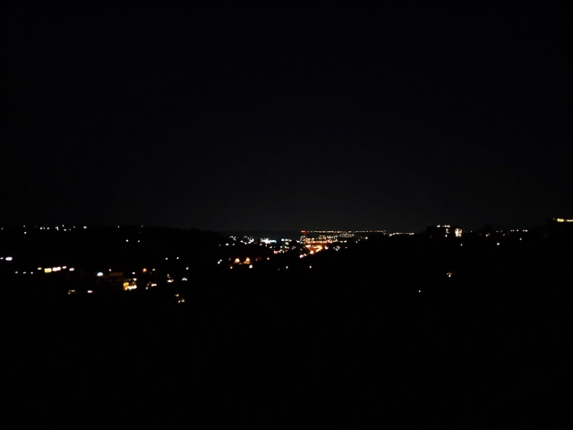 夜景拍摄技巧,避开纯黑对焦,手动曝光让画面更清晰