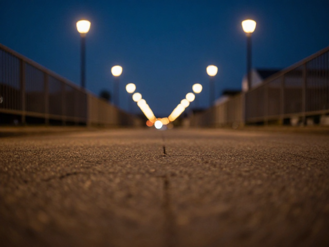 户外夜景拍摄技巧,前景引导与锐化处理打造极致画面
