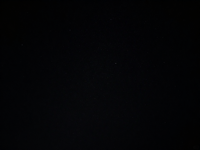 极简主义构图:在混乱夜色中提炼视觉焦点