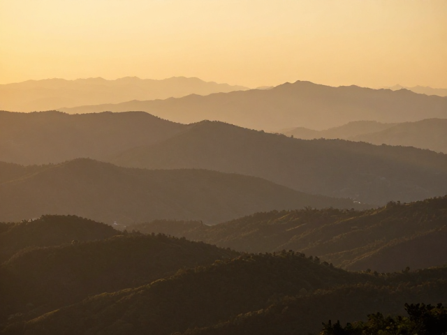 中景过渡：空间纵深的逻辑构建