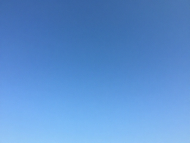 仰望视角的构图张力