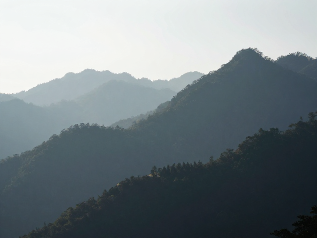 光影魔术:逆光下的高黎贡山剪影美学