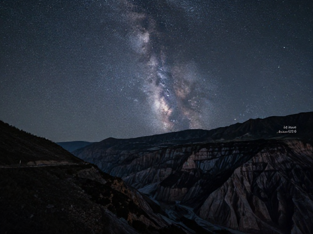 高山峡谷全景的构图与透视控制