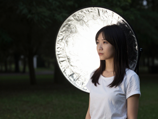光影重构:反光板在户外人像中的从属与从主