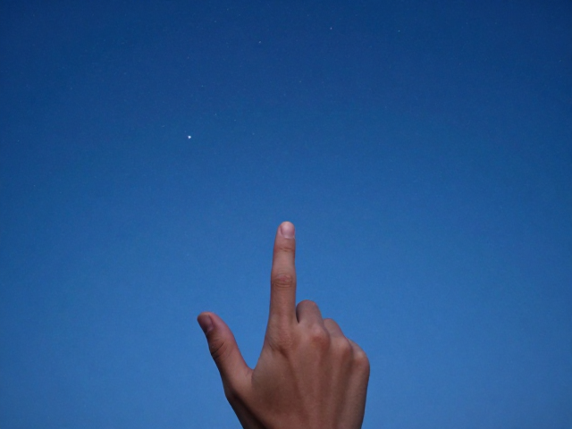 蓝调时刻误触快门?前景搭配星空,定格意外之美