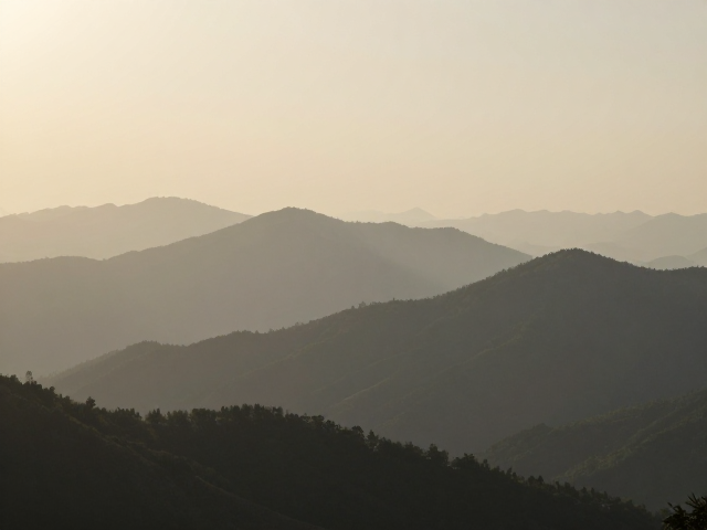 远景与中景的层次构建