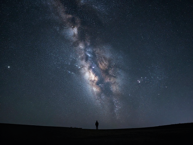 银河夜景拍摄教程,星轨合成与地景呼应技巧