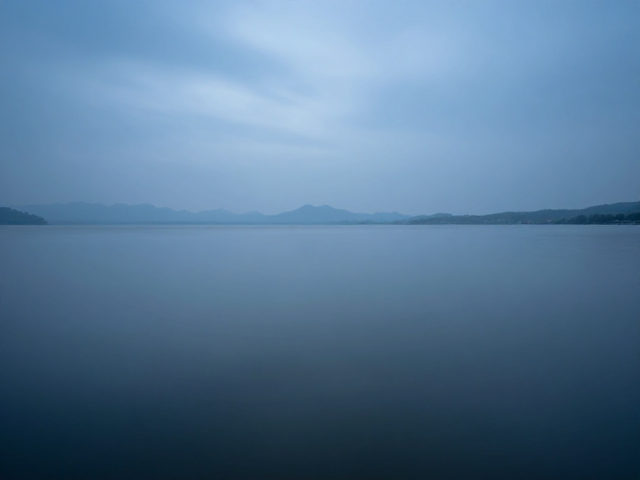 长曝光拍湖面全景,对称式构图打造平滑水面绝美机位