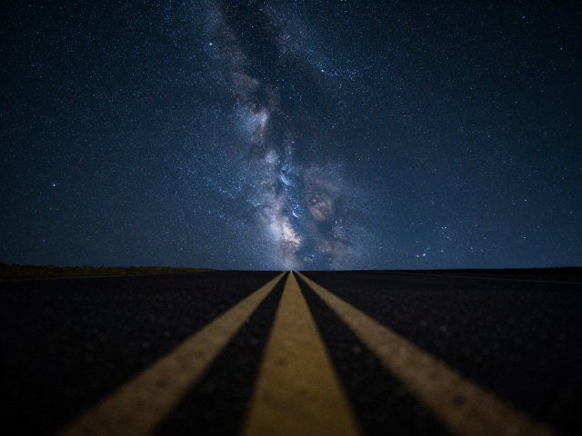 星空摄影技巧,利用大光圈与前景引导线打造视觉纵深