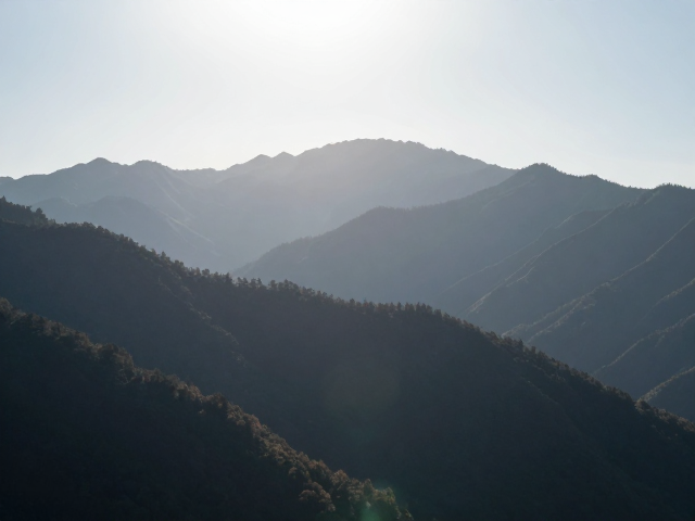 远山特写的构图逻辑与视觉引导