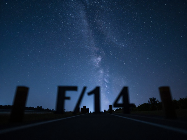 夜空摄影技巧,利用f/1.4大光圈与前景引导线,调节参数拍出绝美星空