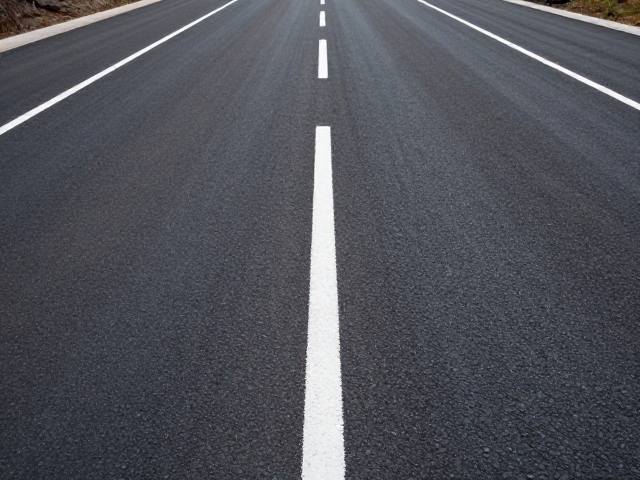 道路线条延伸与后期裁剪技巧,平衡画面视觉重心