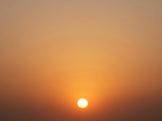 暖色夕阳下的框架式构图