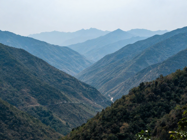 长焦镜头拍山野,70-200mm用引导线构图打造全景大片