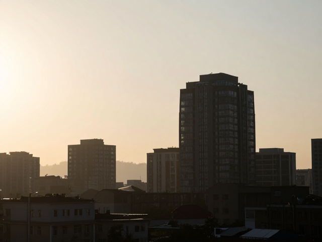 城市边缘清晨逆光剪影,自然与建筑共生的极致摄影指南