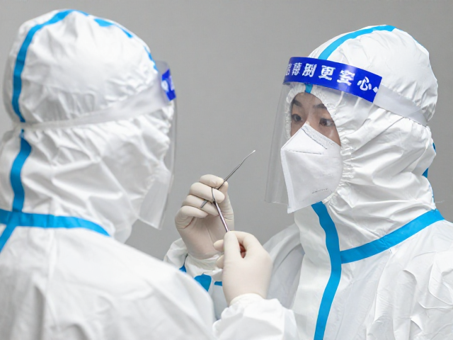 穿防护服:构建严密的院感防护屏障