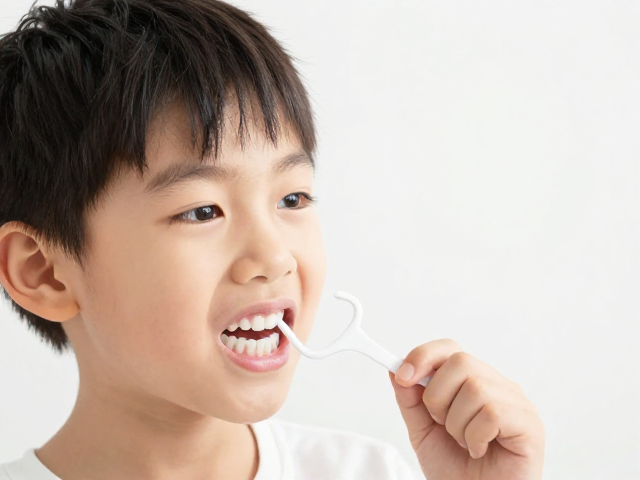 儿童牙线棒:清洁邻接面的关键步骤