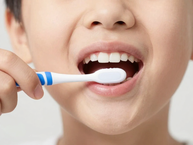 门牙缝隙的特殊清洁难点与手势解析