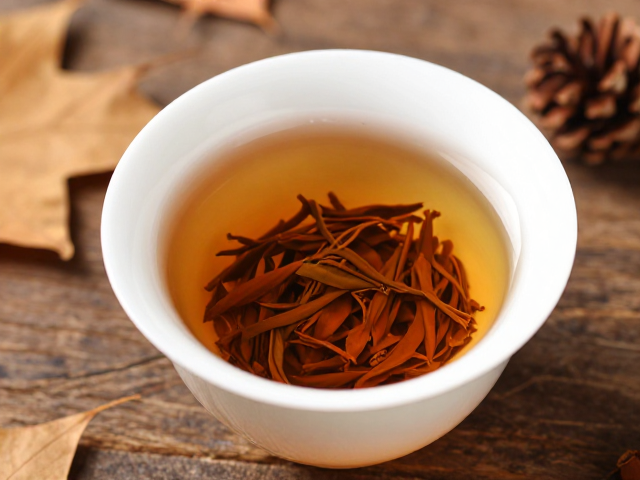 初秋红茶加雪松,探寻秋日里的独特茶香与治愈时刻