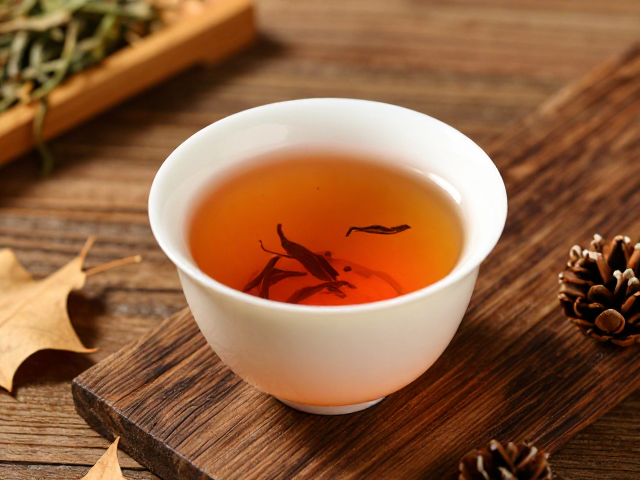 雪松入茶,木质香气的巧妙平衡