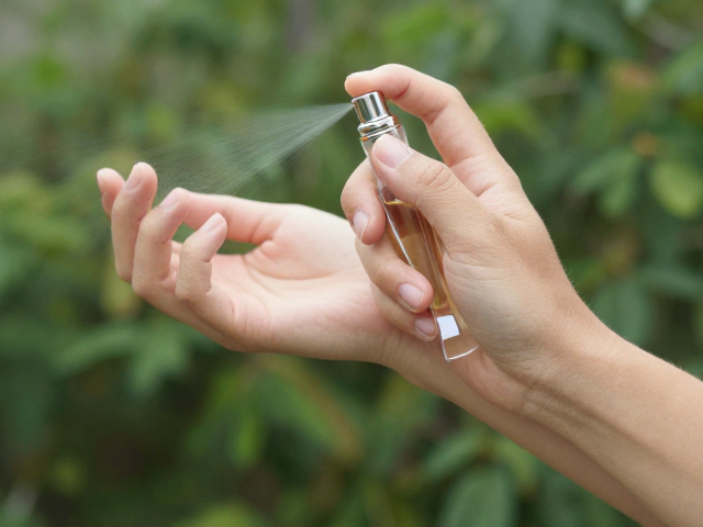 EDP淡香精留香短?喷手腕内侧,看肤质与环境如何放大持久度
