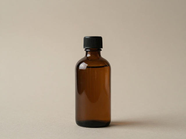 视觉与嗅觉的协同:棕色玻璃瓶的实用主义考量