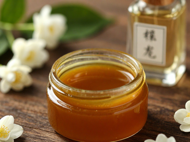 古法油膏:时光沉淀的温润触感