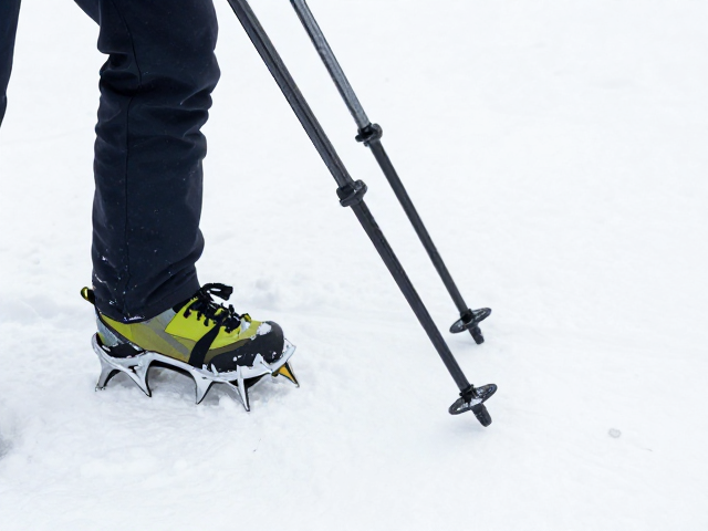 防雪板缺失与登山杖打滑的力学关联