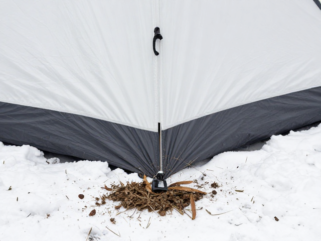 雪地帐篷搭建规范,抖落泥沙草屑,用调节扣收紧更稳固