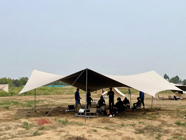 天幕防风搭建流程,营地安全教学,迎风面重点加固指南