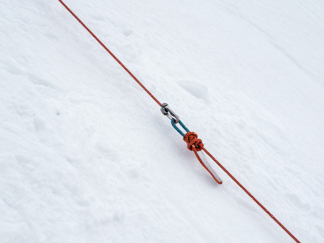 双八字结在冰雪坡面保护中的标准打结教学与主绳辅绳规范