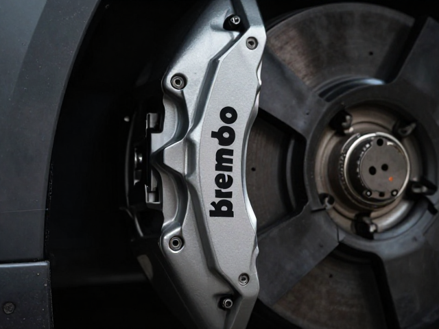 Brembo高刚性银色卡钳,性能与颜值的完美统一