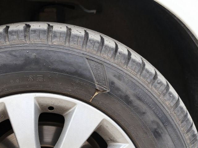 轮胎胎侧破损不可补,胎面泥沙清理与定期换位养护全攻略