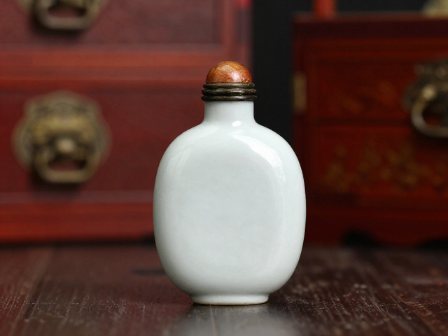 宫廷药匣的雅化：鼻烟壶的初生背景