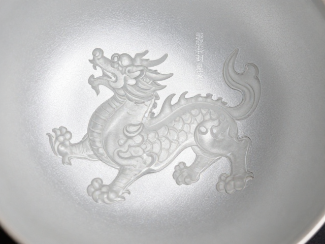 瑞兽祥纹的视觉呈现与磨砂内壁的光影互动