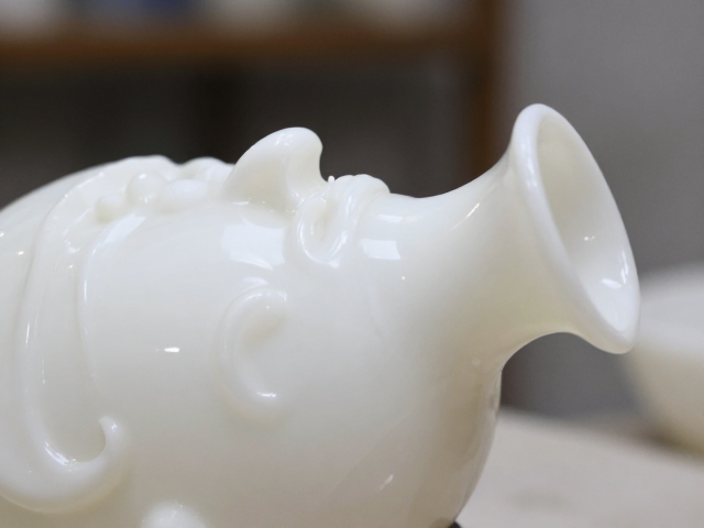 乳白琉璃材质特性对工艺的影响
