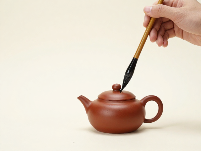 笔墨入壶的章法:构图与留白的艺术博弈