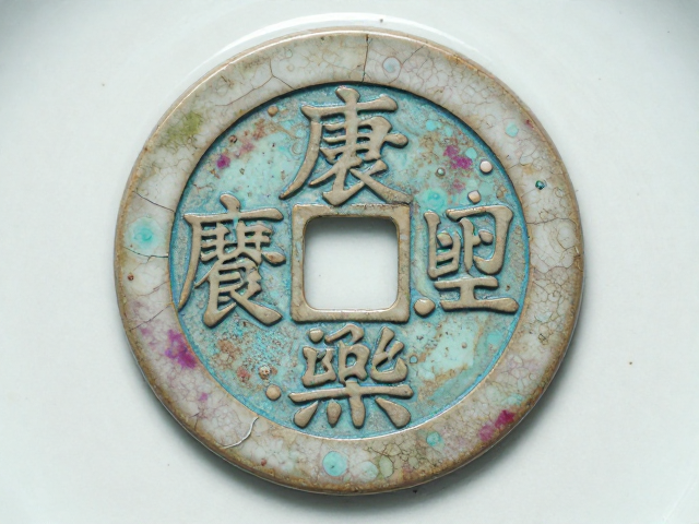 彩料发色与釉面互动的微观联系