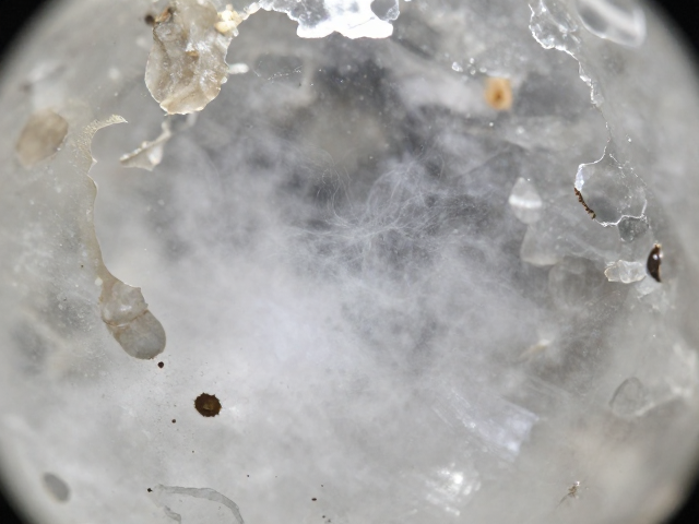 水晶表面微雾与皮壳包浆的微观成因