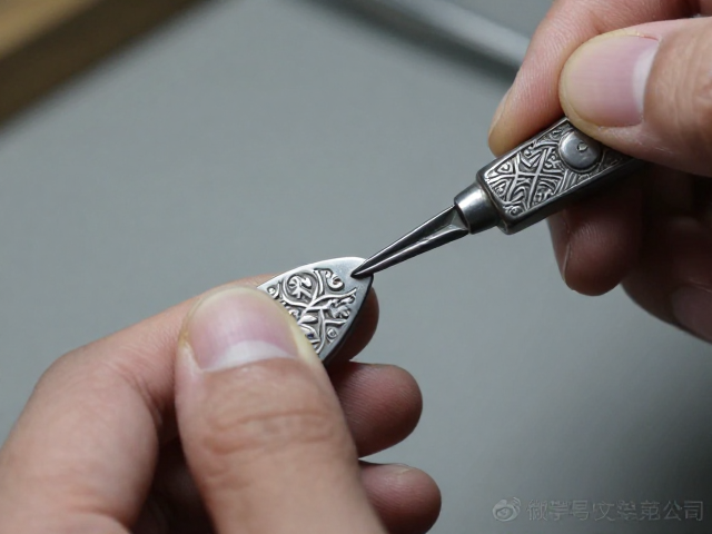 錾刻过程中的握持姿态与受力控制