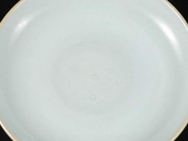 鉴别关键:气泡与釉光互证