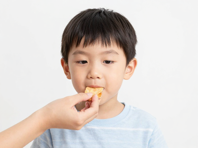 孩子主动分享食物？用等待与零食奖励引导，培养高情商分享习惯