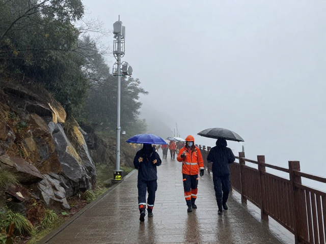 雨天景区登山道通信中断?专业救援队紧急介入,守护生命安全