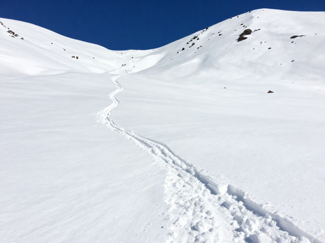 雪坡行走迷路风险大?掌握前齿站立技巧,安全穿越不踩坑
