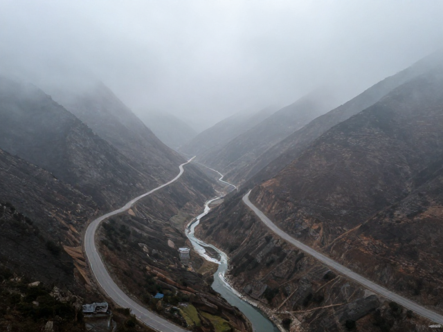 河谷地形的隐性陷阱与路线修正