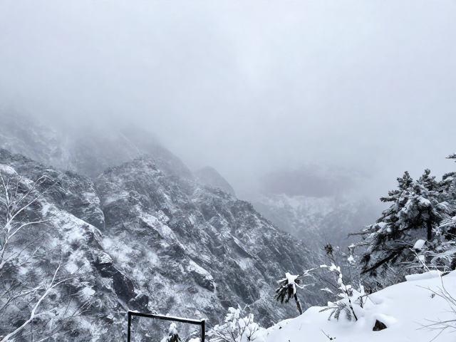暴雪封山风险加剧!山地季风气候下气温骤变出行指南