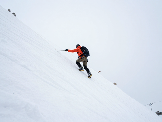 雪坡攀爬遇险,结合雪崩预报,做出关键撤退决策指南