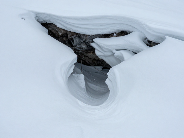 雪层坍塌前兆与冲沟避险，避开恶劣天气登山的安全指南